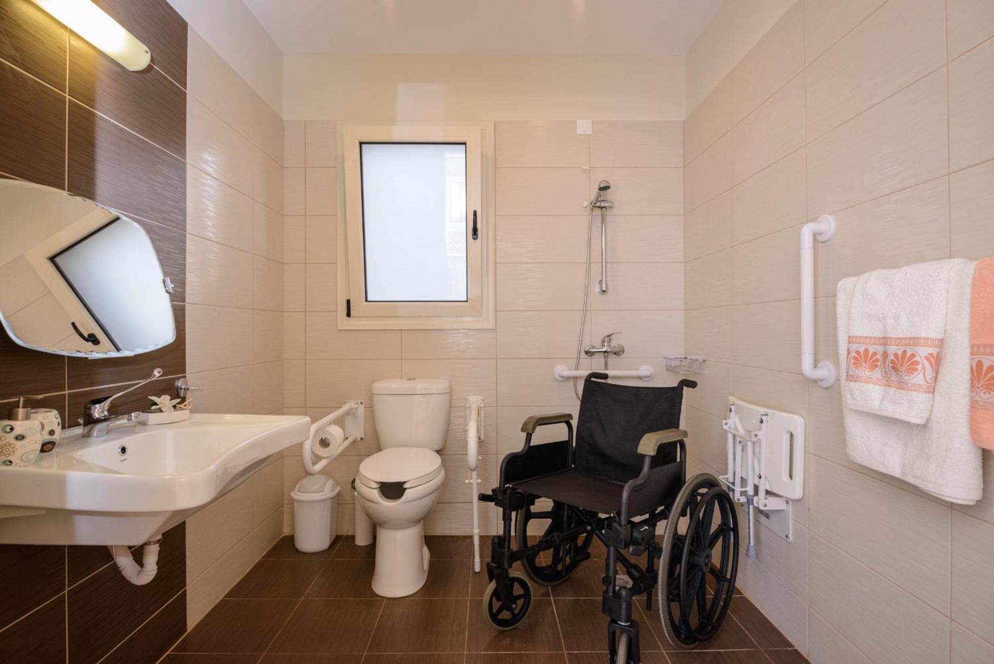 Aksos Suites Accessible Accommodation Agia  Стая снимка